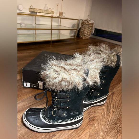 BRAND NEW - never worn Joan of arctic boots. Size 9 great condition. With box - Picture 4 of 4